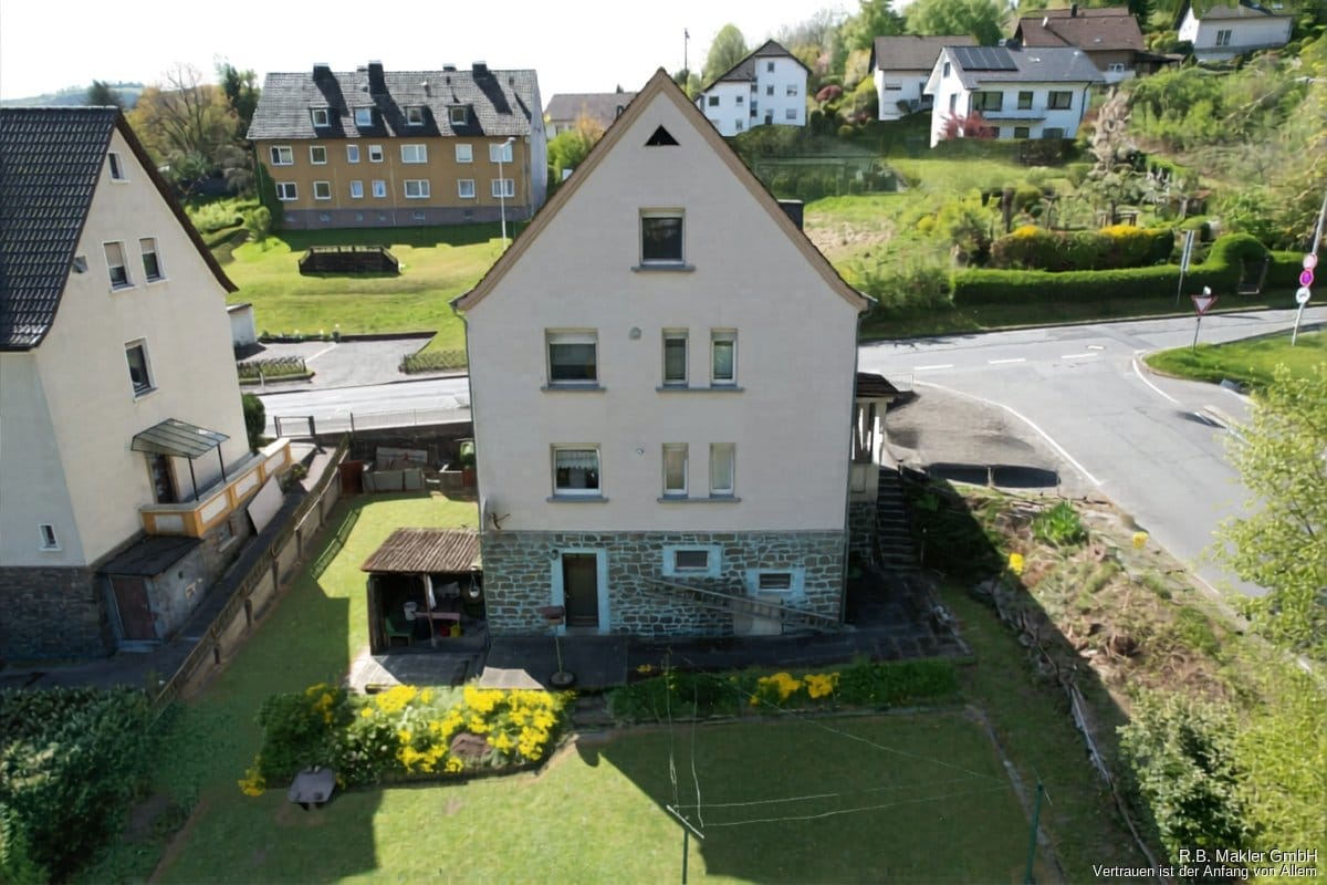 Immobilie in Plettenberg - R.B. Makler: Zweifamilienhaus mit viel Potenzial in Plettenberg-Eiringhausen! - Bild 2