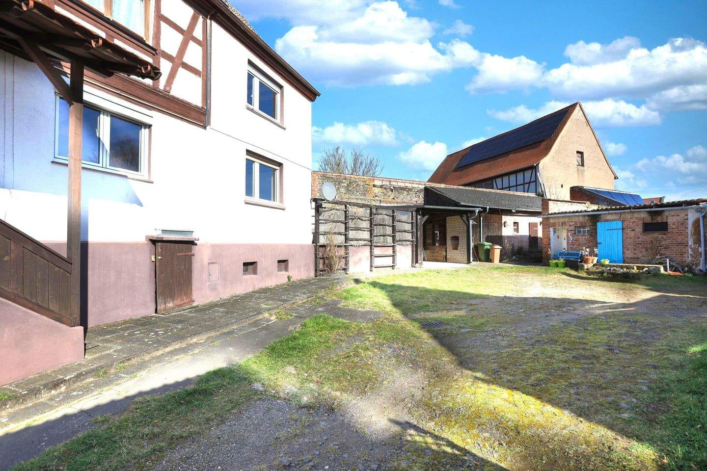 Immobilie in Hammersbach - Charmantes Einfamilienhaus mit Nebengebäude und Garten - Bild 2