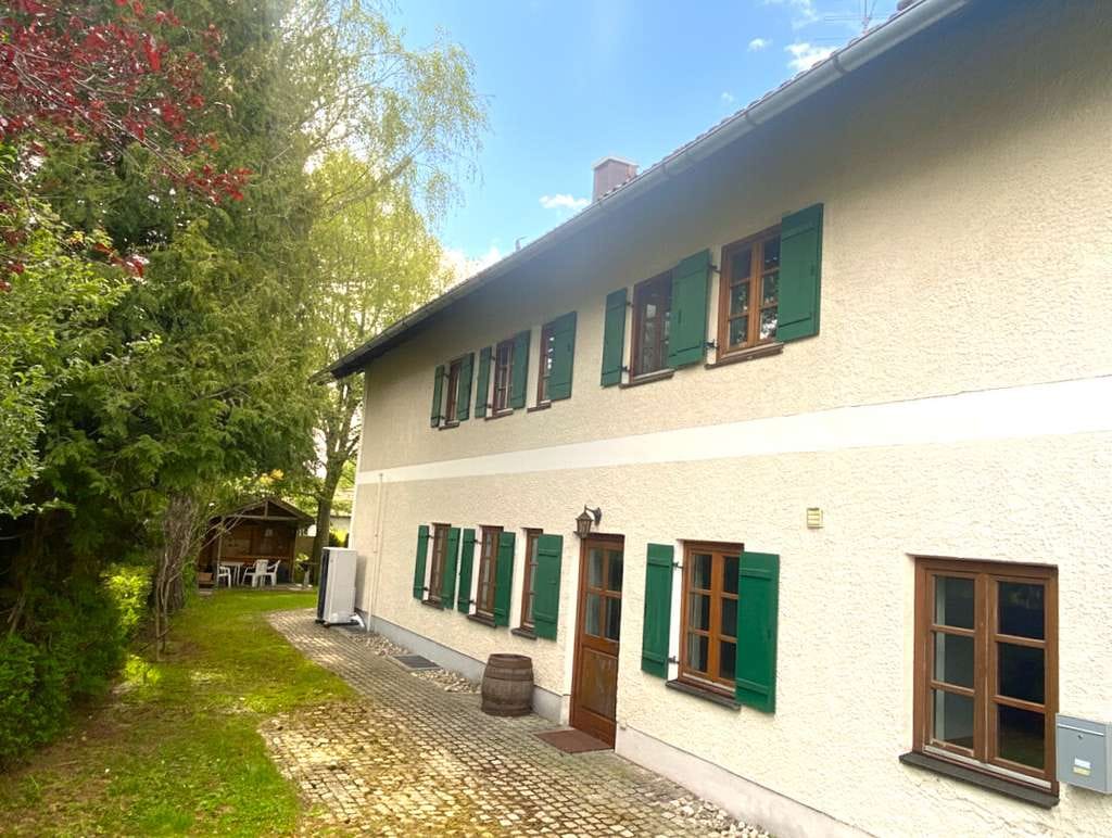 Immobilie in Egmating - Charmantes und energieeffizientes Zweifamilienhaus mit Eigennutz und renditestarken Einliegerwohnung - Bild 2