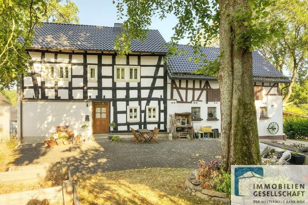 Immobilie in Birnbach - Denkmalgeschütztes und kernsaniertes Fachwerkensemble in idyllischer Ortslage von Birnbach - Bild 0