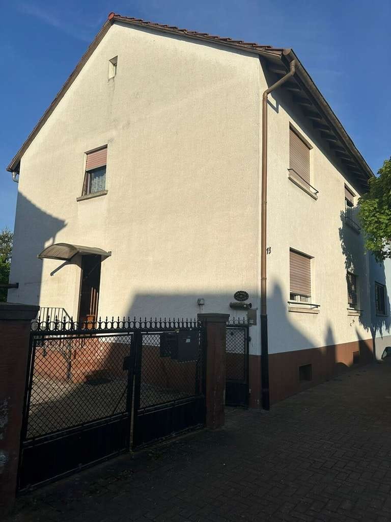 Immobilie in Oftersheim - Platz für Familie & Zukunft: Zweifamilienhaus mit tollem Garten und Ausbaupotenzial - Bild 0