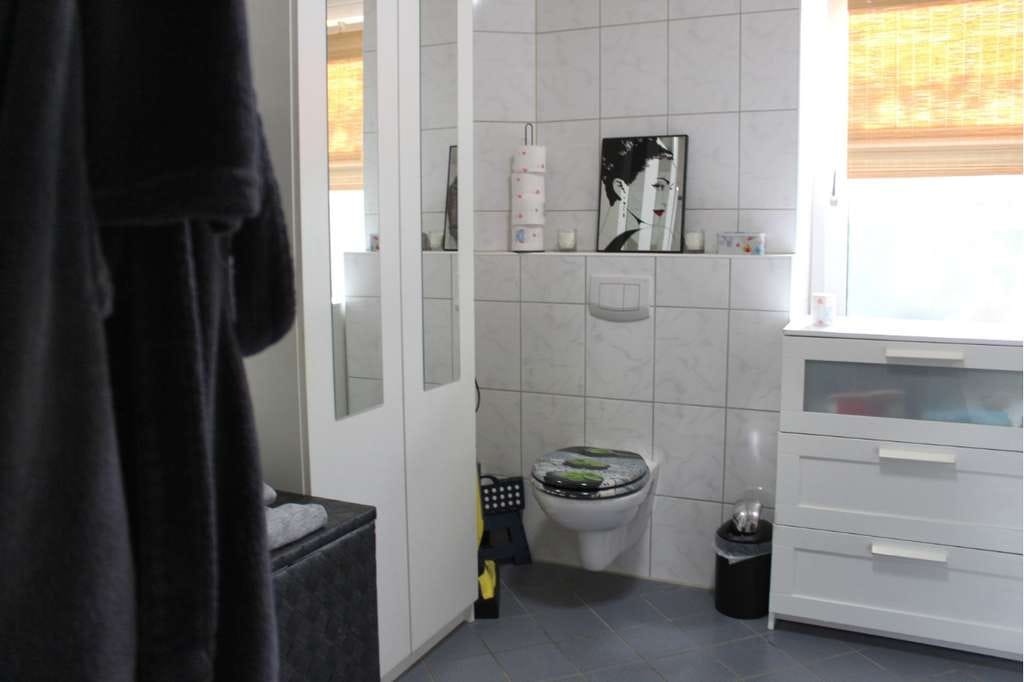 Immobilie in Solingen - ## Attraktive Kapitalanlage, gepflegtes 5-Familienhaus in ruhiger Lage von Solingen-Mitte ## - Bild 2