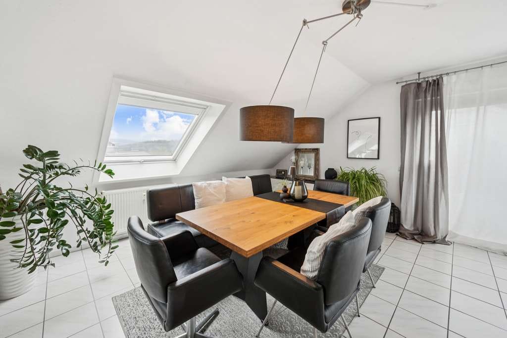 Immobilie in Haibach - „Wie im eigenen Haus“ 
Exklusive Dachgeschosswohnung mit Balkon 
                 und Kaminofen in - Bild 1