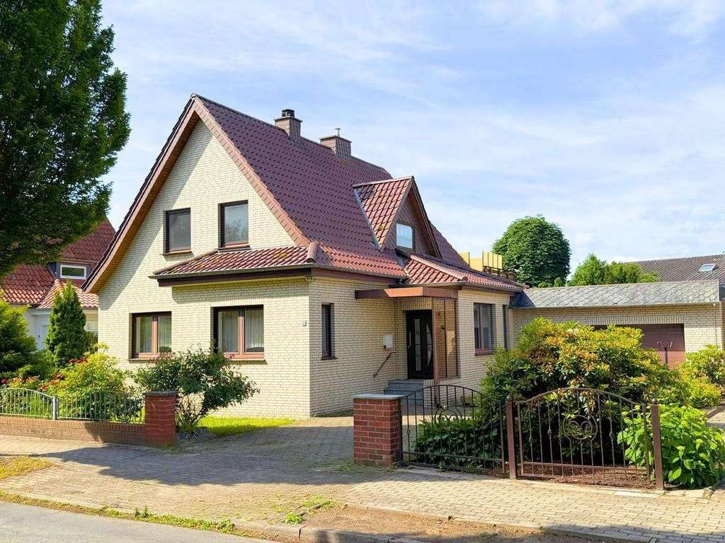 Immobilie in Diepholz - Zentrales EFH in Diepholz • 118 m² Wohnfläche • 4 Zi. • Kachelofen • 598 m² Eigentumsgrundstück - Bild 2