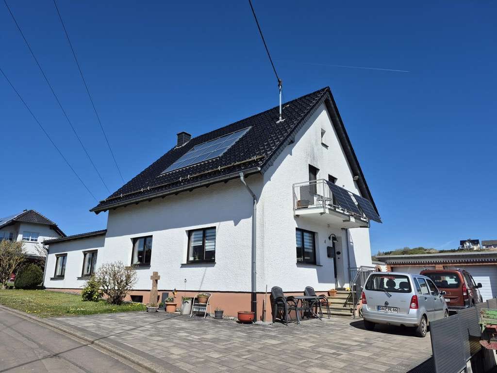Immobilie in Jünkerath - Einfamilienhaus inkl. Einliegerwohnung und 2 Doppelgaragen - Bild 1