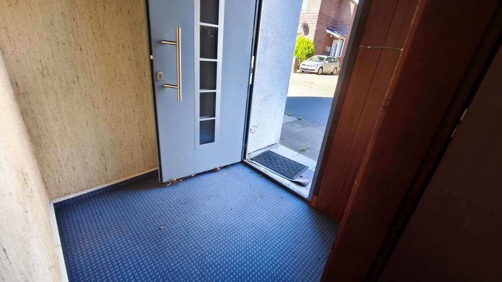 Immobilie in Uetersen - Zweifamilienhaus mit Potenzial in Uetersen – renovierungsbedürftig, mit Garten und Stellplätzen - Bild 1
