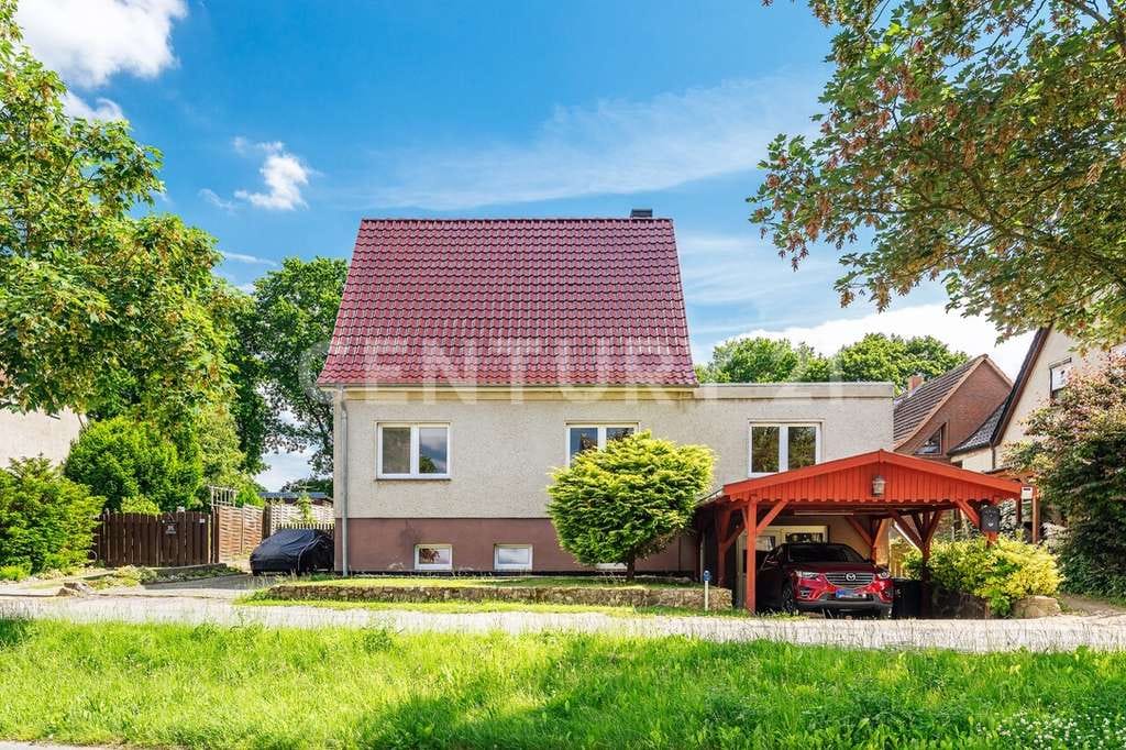 Immobilie in Schwaan - Vollunterkellertes Einfamilienhaus mit Kamin und Carport - Bild 1