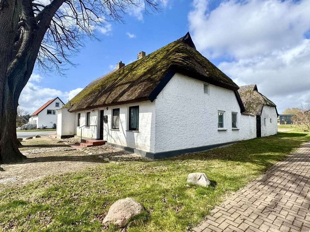 Immobilie in Mönchgut - Reetgedecktes Zweifamilienhaus mit historischem Flair in einzigartiger Naturkulisse - Bild 2