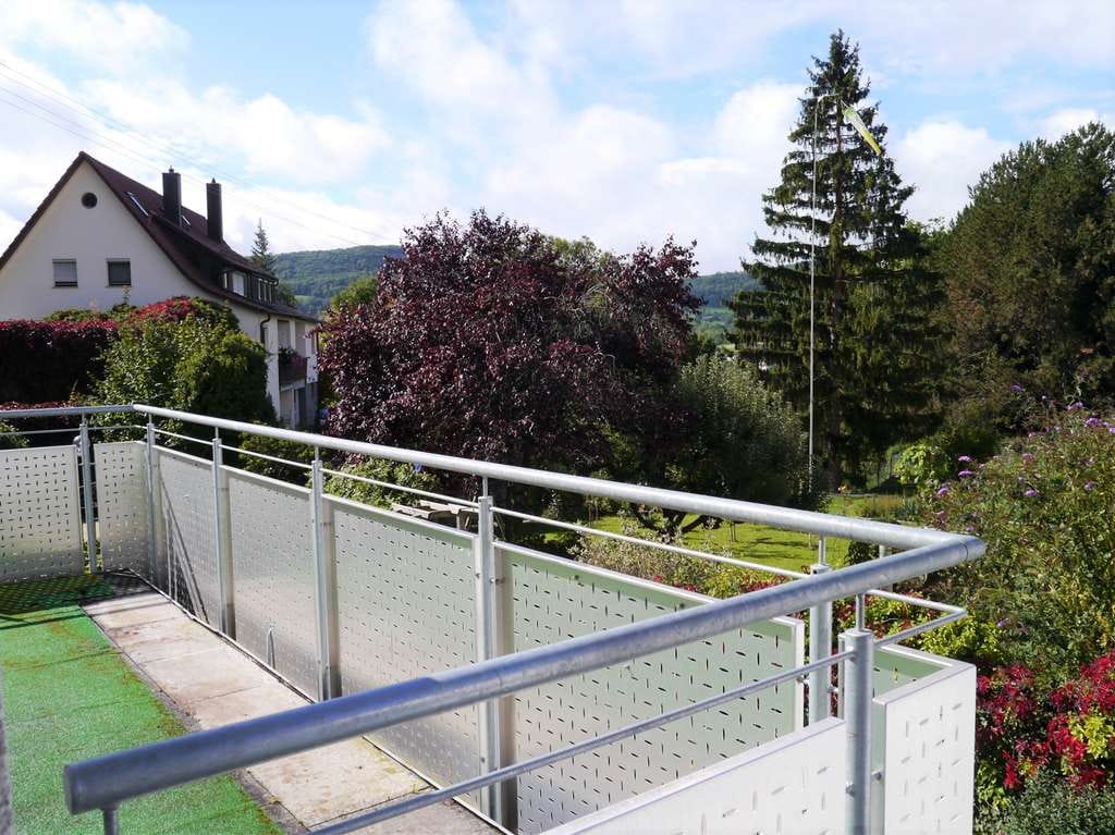 Immobilie in Neuffen - Zweifamilienhaus mit großer Terrasse, Einbauküche und Garage in Neuffen - Bild 2