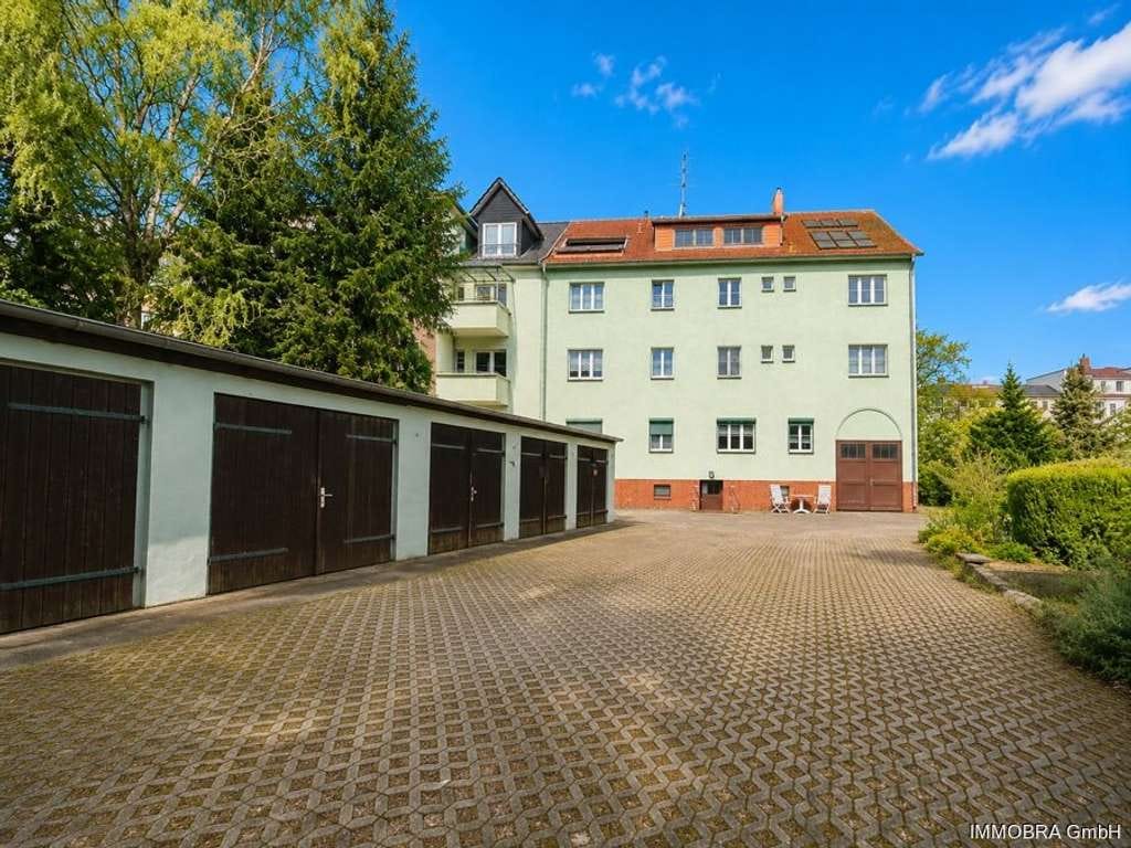 Immobilie in Brandenburg an der Havel - Gepflegtes Mehrfamilienhaus mit 7 Wohneinheiten, Garagen und zusätzlichem Baugrundstück - Bild 1