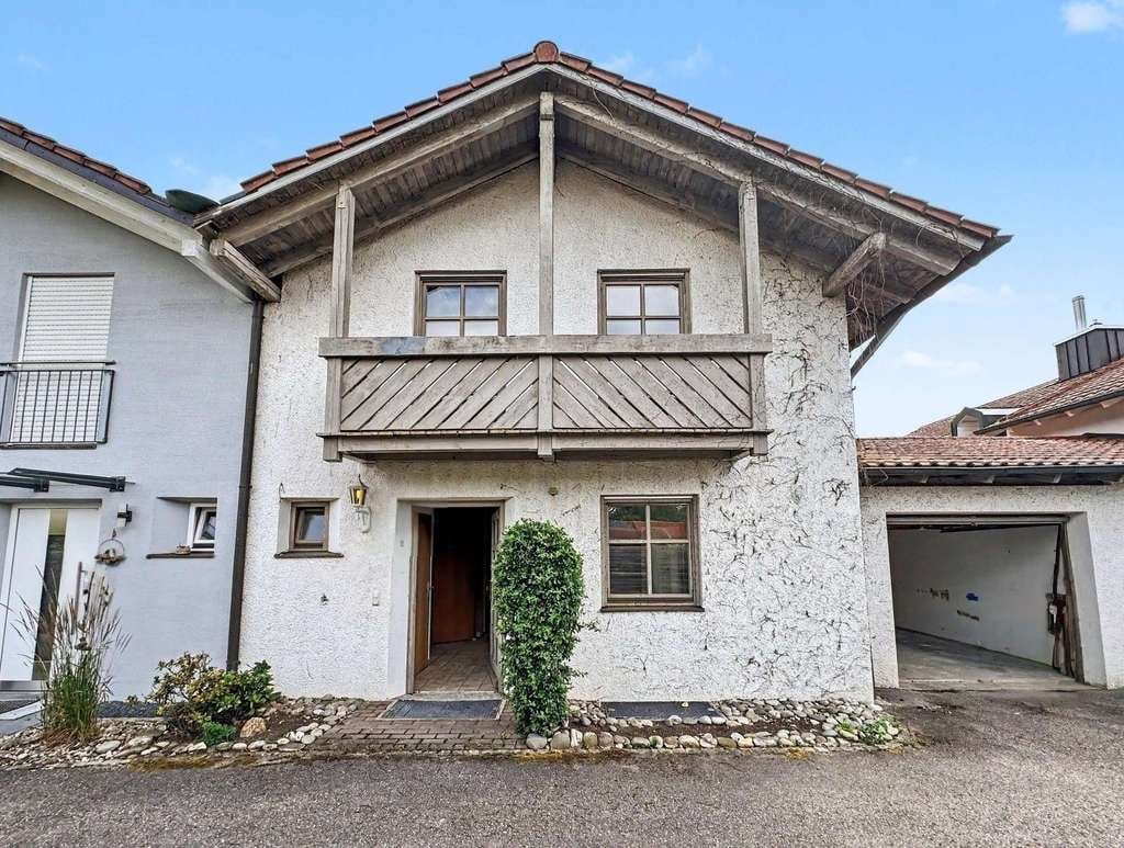 Immobilie in Altötting - Familienoase: Großzügige Doppelhaushälfte mit sonnigem Garten, Holzbalkonen und behaglichem Holzofen - Bild 0