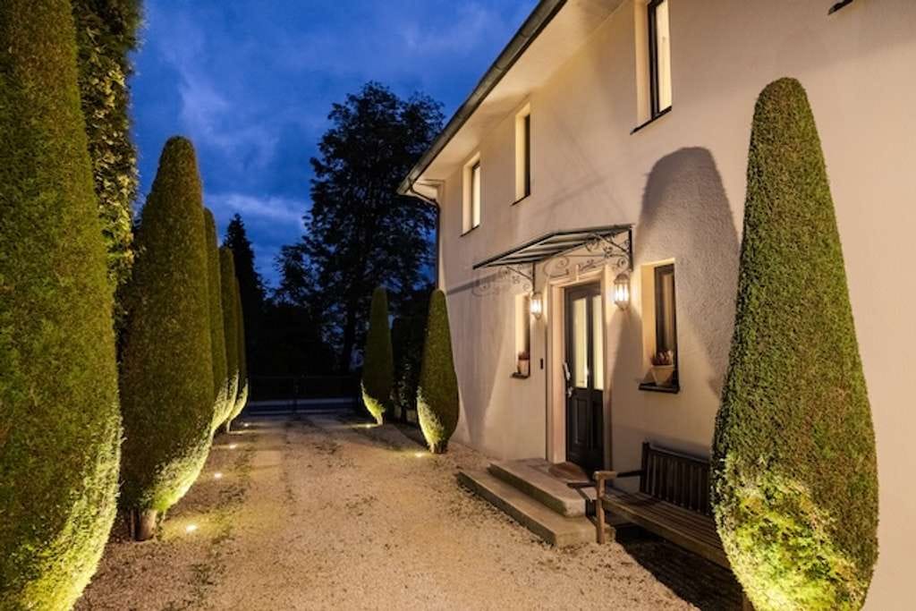 Immobilie in Straßlach-Dingharting - MEDITERRANER WOHNTRAUM SÜDLICH VON GRÜNWALD – ELEGANTE VILLA IM TOSKANA-STIL - Bild 2