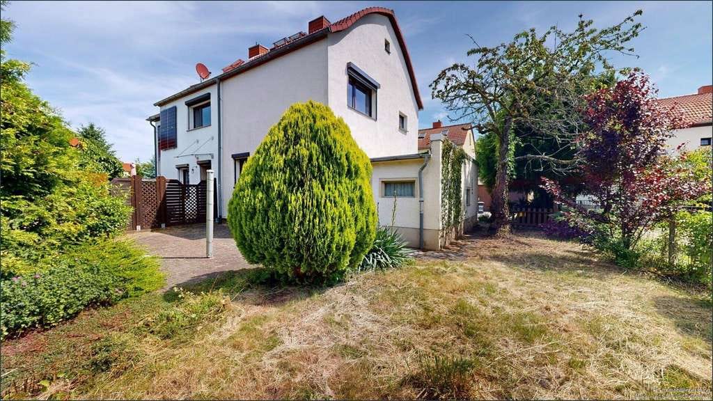 Immobilie in Halle (Saale) - PROVISIONSFREI: Doppelhaushälfte in Halle mit Garten & Modernisierungspotenzial - Bild 1