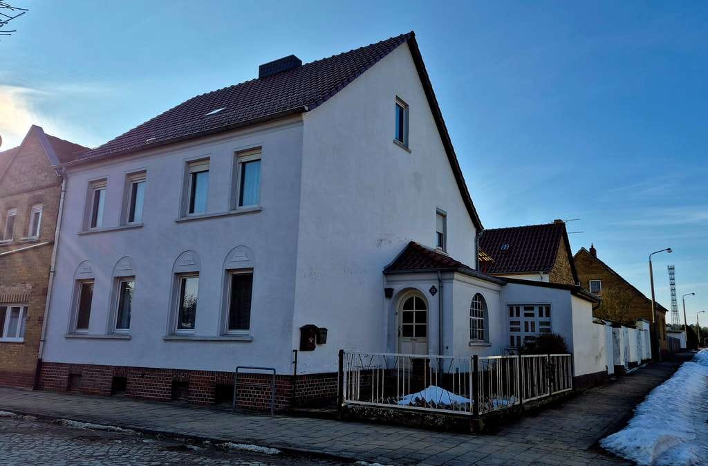 Immobilie in Zahna-Elster - Einfamilienwohnhaus mit Grundstück in Zahna , teilmodernisiert - zeitnah verfügbar - Bild 0