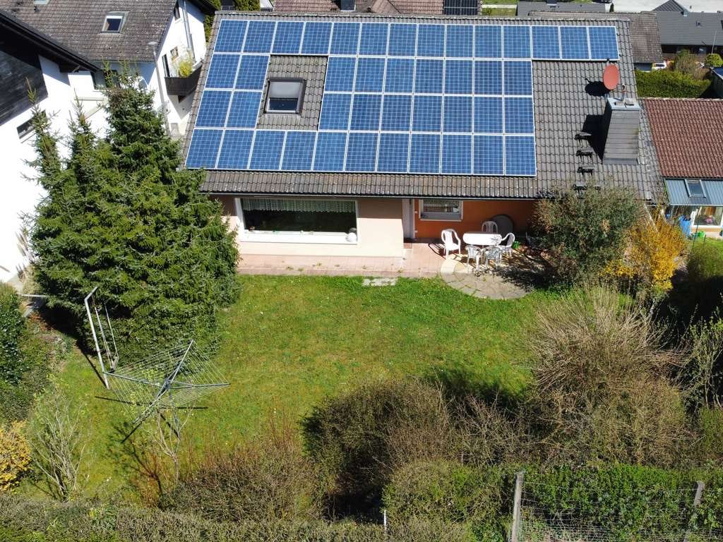 Immobilie in Leidersbach - Saniertes Einfamilienhaus mit Einliegerwohnung, Wärmepumpe & PV in ruhiger Wiesenrandlage - Bild 4