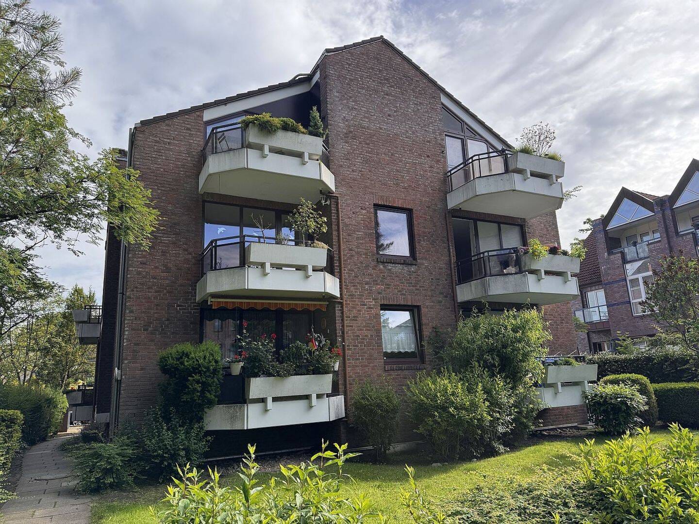 Immobilie in Großhansdorf - Attraktive 2-Zimmer-Wohnung mit Südbalkon und TG-Stellplatz in ruhiger u. zentraler Wohnlage - Bild 2