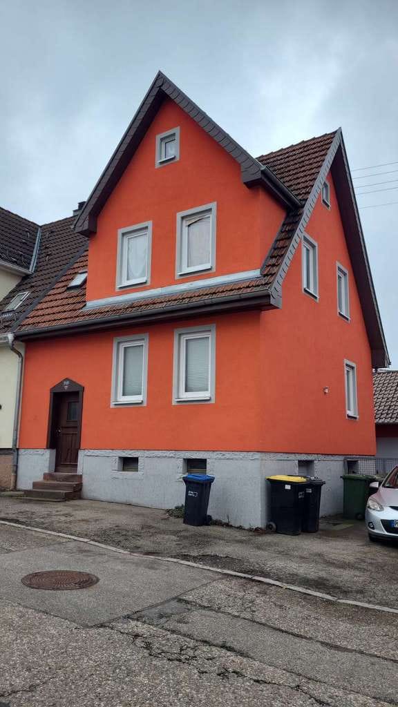 Immobilie in Straubenhardt - Sanierungsbedürftige Doppelhaushälfte mit Schuppen - Bild 1
