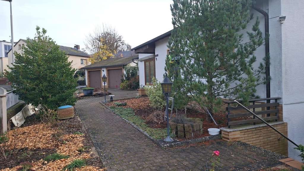 Immobilie in Braunfels - Großzügiges Einfamilienhaus mit zwei Doppelgaragen und einem großen Garten mit Obstbäumen - Bild 1