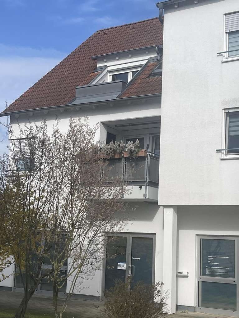 Immobilie in Illerkirchberg - Sonnige 3 Zimmer DG Wohnung mit Balkon, Parkett & TG Stellplatz - zentral und ruhig - Bild 1