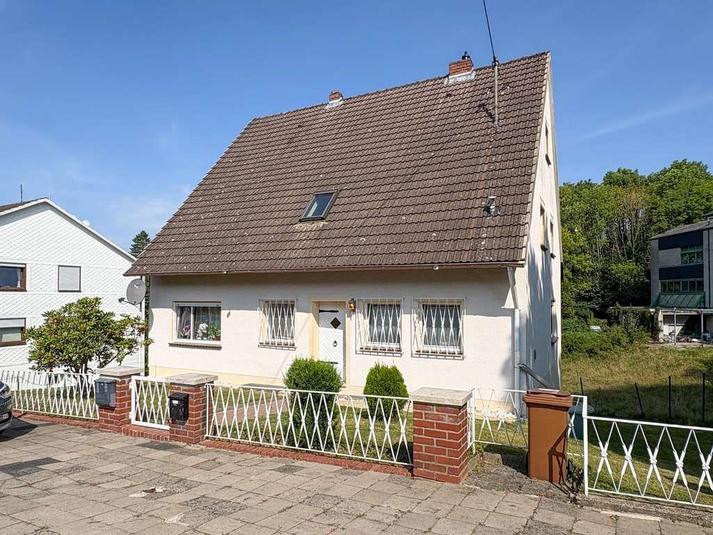 Immobilie in Hamm (Sieg) - Zweifamilienhaus, teilvermietet, Wohnung im OG in Renovierung. Zentrale Lage Hamm/Sieg - Bild 0