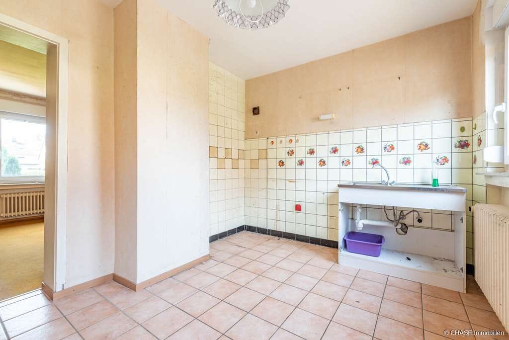 Immobilie in Hagenburg - Sanierungsbedürftiges Zweifamilienhaus in bester Lage Hagenburgs mit Garage und Garten - Erbbau! - Bild 2