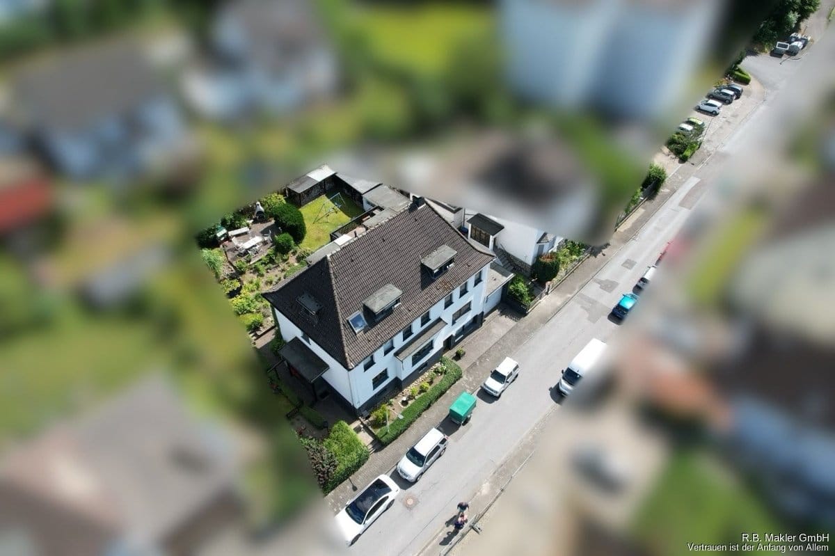 Immobilie in Plettenberg - R.B. Makler: Gepflegtes Mehrfamilienhaus mit 3 Wohneinheiten & Ladenlokal - Bild 2