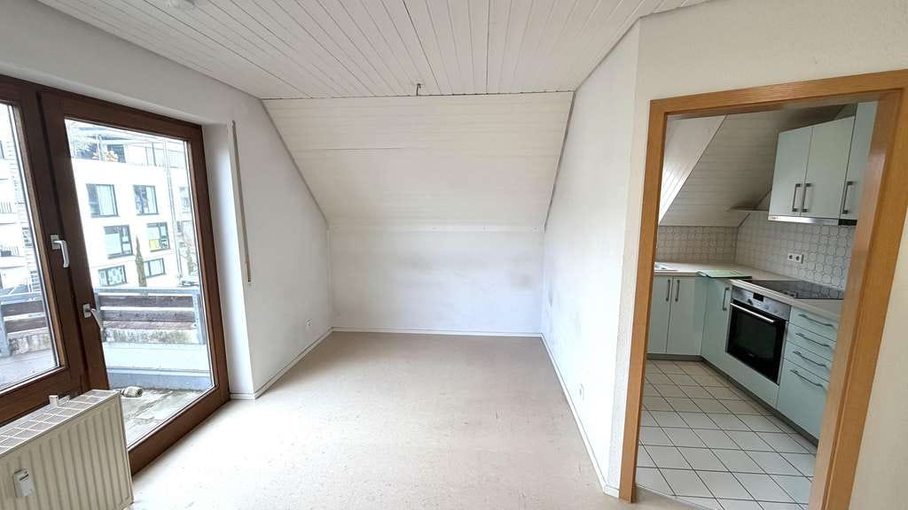 Immobilie in Remseck am Neckar - Dachgeschosswohnung mit Einbauküche und Badewanne
 - Bild 3