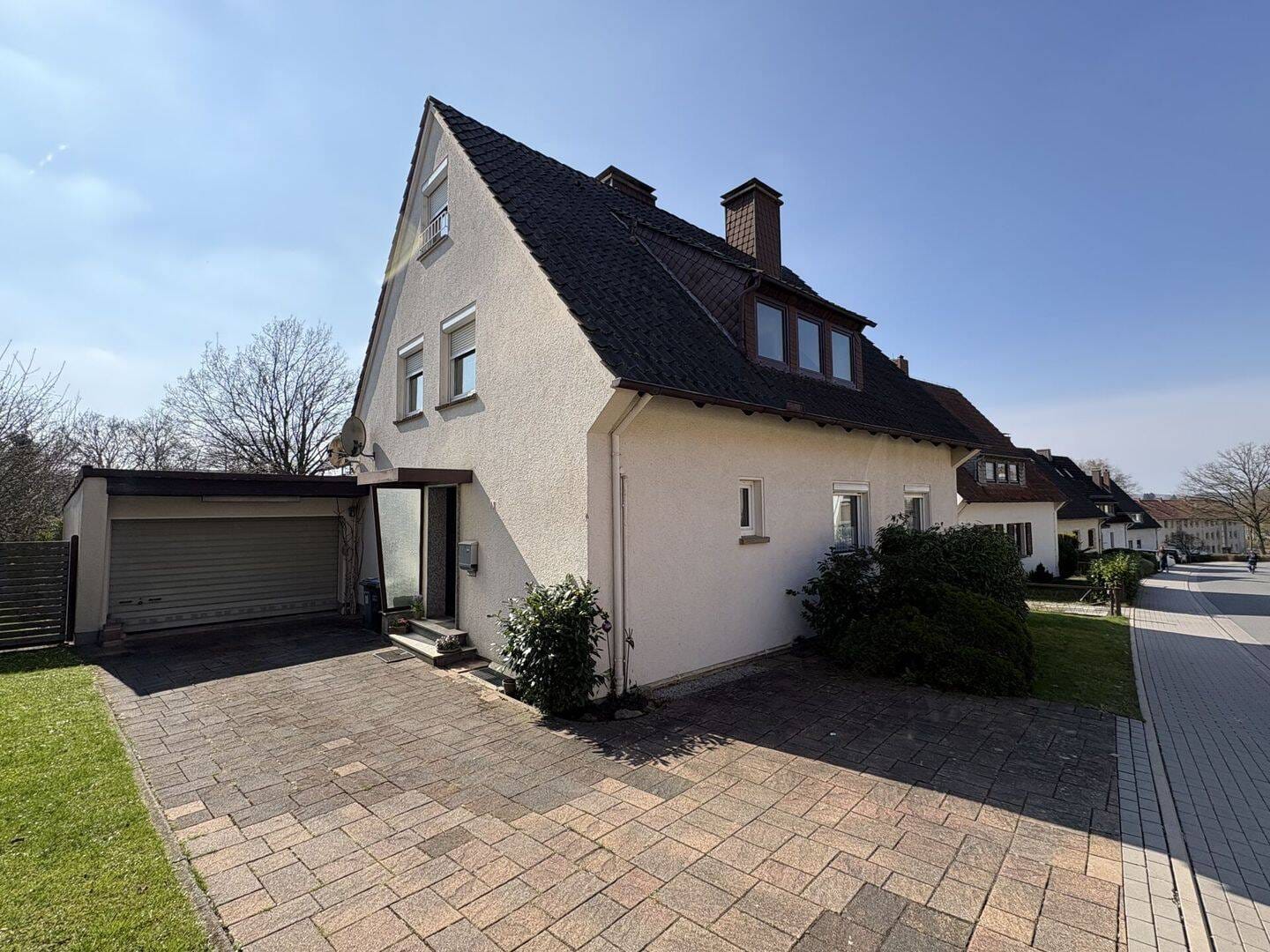 Immobilie in Barntrup - Flexibel nutzbares Zweifamilienhaus in bester Lage - Bild 0