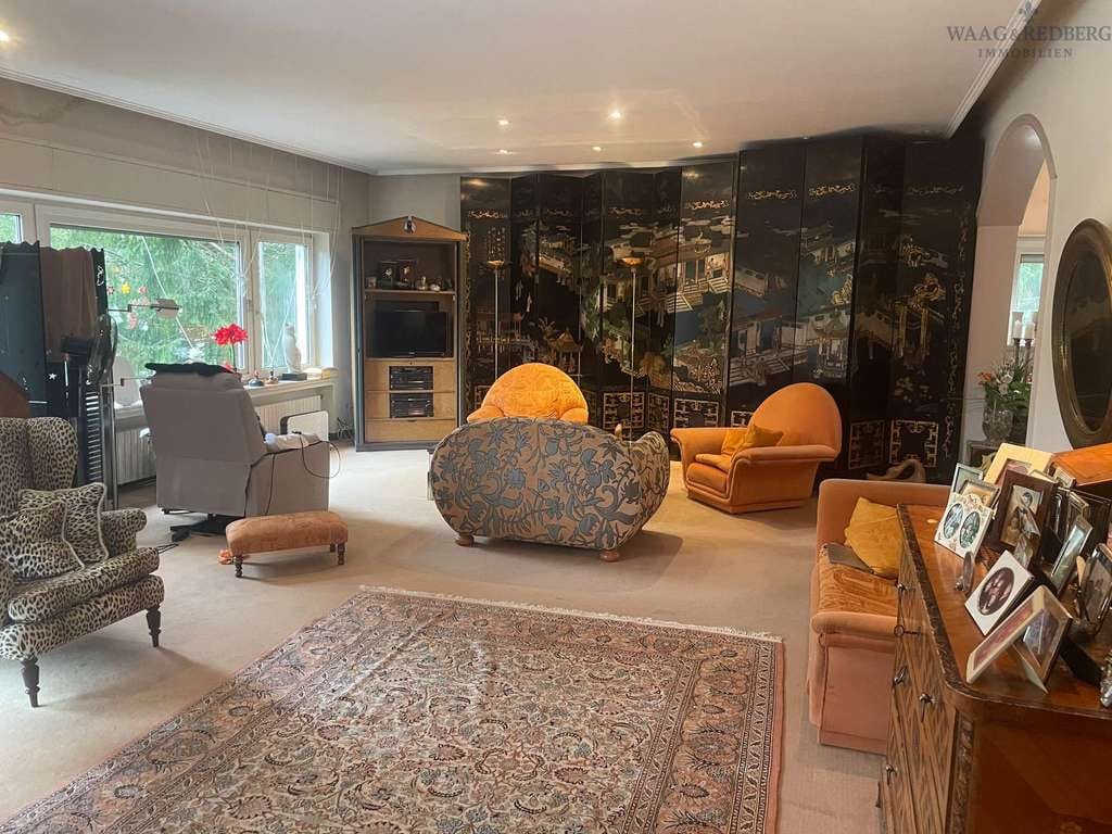 Immobilie in Taunusstein - Extravagantes Haus mit viel Entfaltungspotenzial in bester Lage von Taunusstein - Bild 2