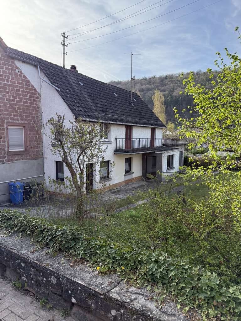 Immobilie in Esthal - Einfamilienhaus mit Garten und Garage  - Bild 0