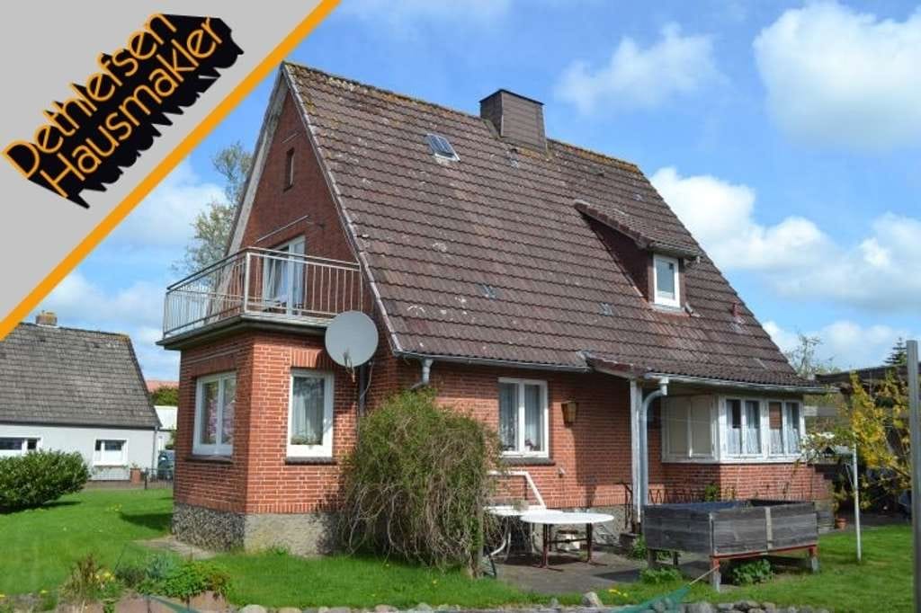Immobilie in Groven - Gediegenes Einfamilienhaus auf schönem Grundstück mit altem Baumbestand in Lunden, Kreis Dithmarsche - Bild 0