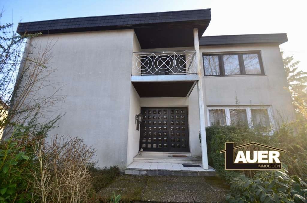 Immobilie in Wadgassen - Freistehendes Zweifamilienhaus mit Einliegerwohnung, Garten und Doppelgarage zu verkaufen. - Bild 1