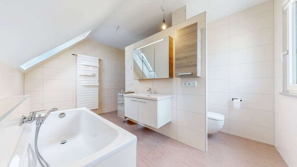 Immobilie in Gollhofen - Sofort bezugsbereit: Modernes KfW55E Haus A+, vollunterkellert mit Südterrasse,& Doppelgarage - Bild 3