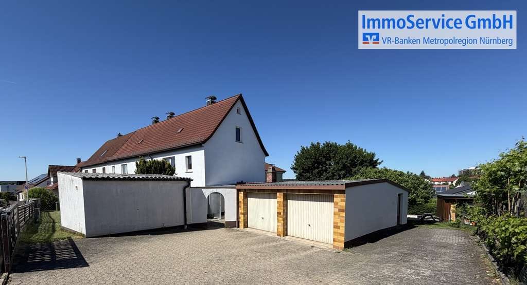 Immobilie in Herzogenaurach - Großzügiges Mehrgenerationenhaus mit 3 Wohnungen und 2 Garagen - Bild 0