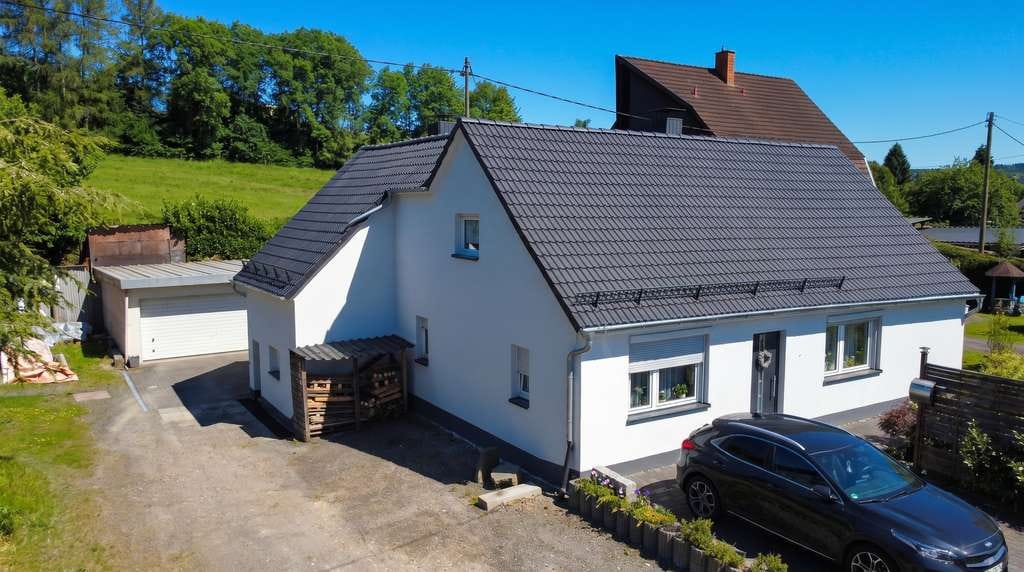 Immobilie in Kreuztal - Viel Platz für die Familie: Einfamilienhaus mit Doppelgarage und Garten - Bild 0