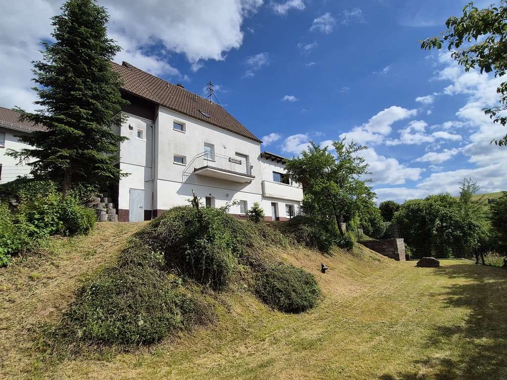 Immobilie in Queidersbach - Freistehendes, vollunterkellertes Wohnhaus mit unverbaubarer Fernsicht  - Bild 1