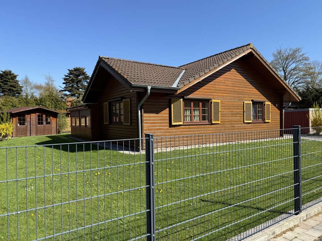 Immobilie in Wesselburen - Bungalow im Blockhausstil | Naturnah am Feldrand - Bild 0