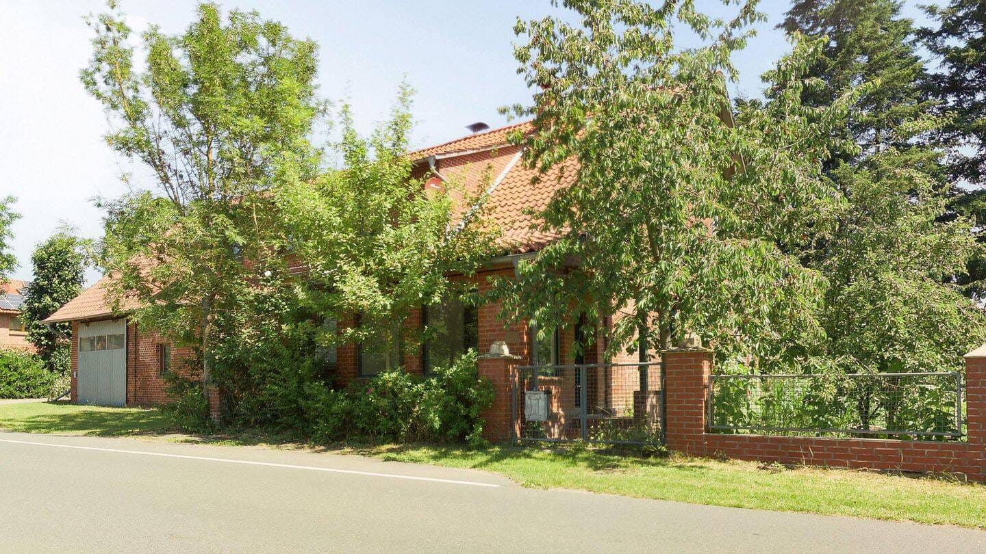 Immobilie in Stolzenau - Viel Platz, vielseitige Nutzung - großzügiges Zweifamilienhaus mit idyllischem Naturgarten - Bild 1