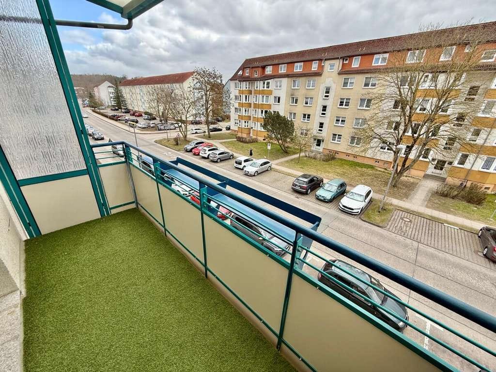 Immobilie in Neubrandenburg - HORN IMMOBILIEN++ Neubrandenburg, 4-Raum Eigentumswohnung, modernisiert, EBK und Stellplatz -bezugsf - Bild 2