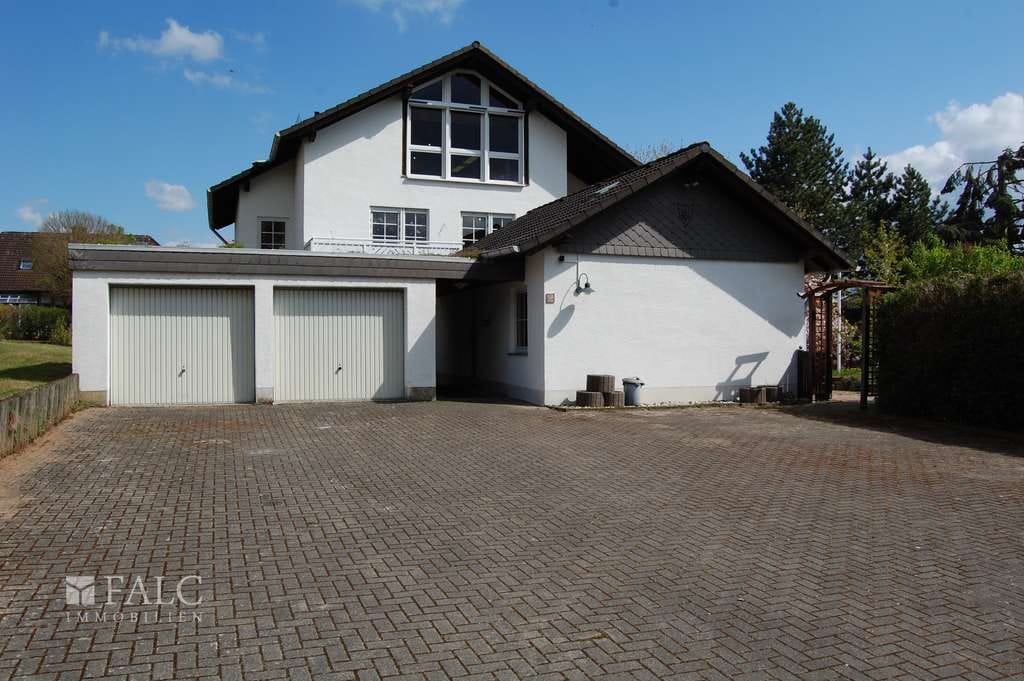 Immobilie in Edertal - +++Großes Einfamilienhaus mit Option für Vermietung, Praxis- oder Büroräume und schönem Garten+++ - Bild 1
