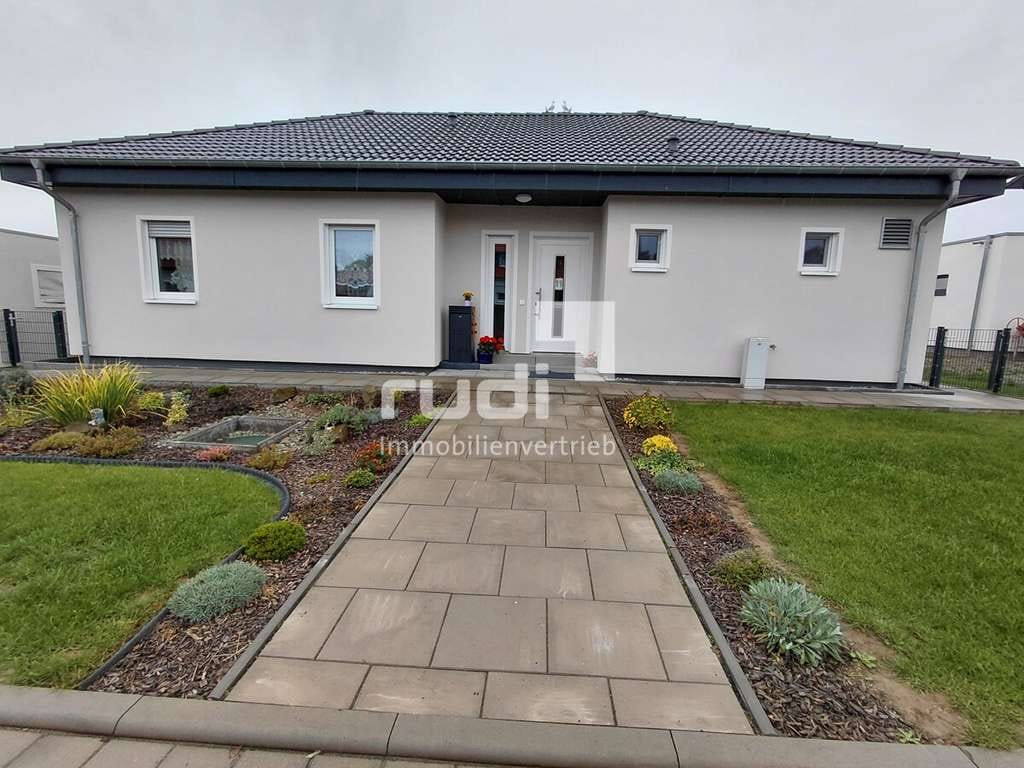 Immobilie in Hardegsen - Verkauf mit Wohnrecht - Freistehender Bungalow (Bj. 2022) - attraktive Kapitalanlage - Bild 1