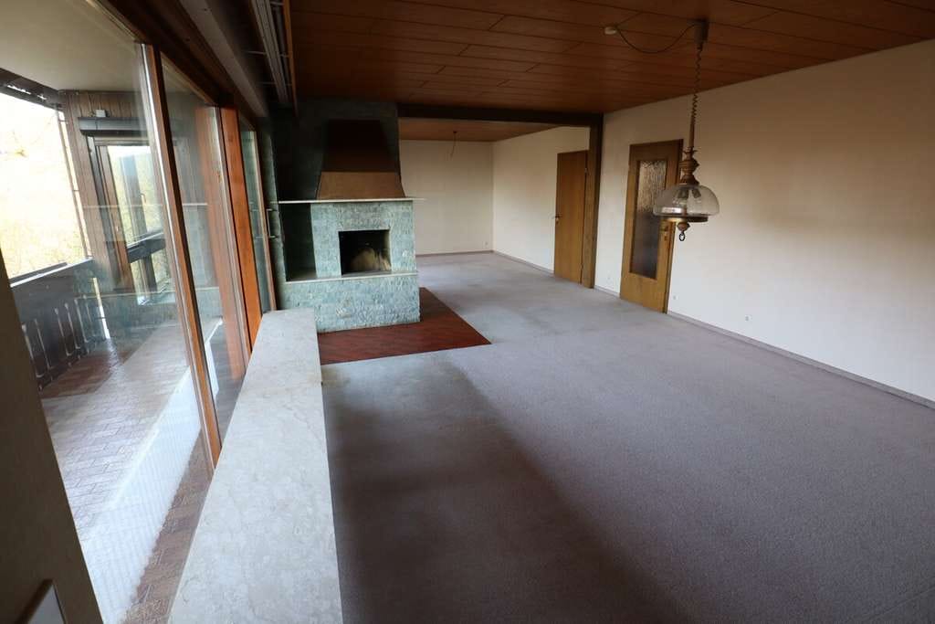 Immobilie in Ingelfingen - Großzügiges Einfamilienhaus mit vermieteter Einliegerwohnung, Garagen & naturnaher Ruhelage - Bild 3