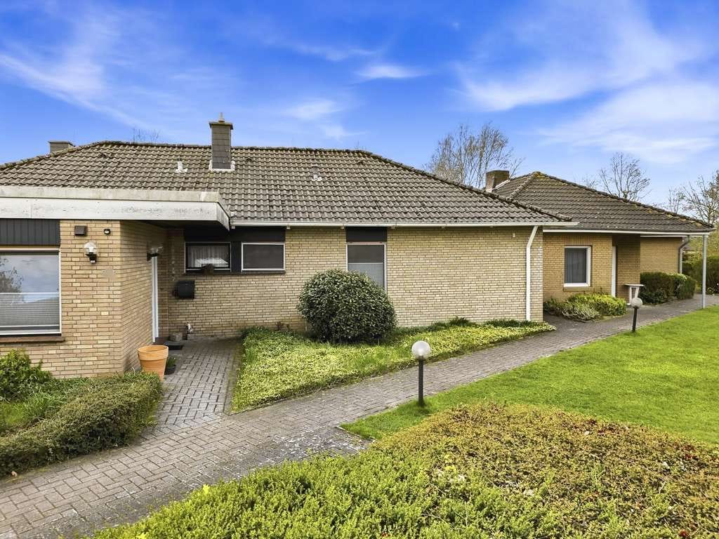 Immobilie in Krummhörn - Ebenerdiges Zweifamilienhaus in zentraler, bevorzugter Wohnlage von Pewsum - Bild 1