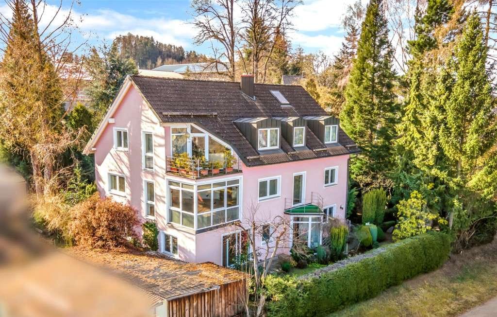 Immobilie in Erbendorf - Ruhig gelegen! 4 Familienhaus mit Fernsicht und Entwicklungspotenzial, davon zwei Wohnungen frei - Bild 0