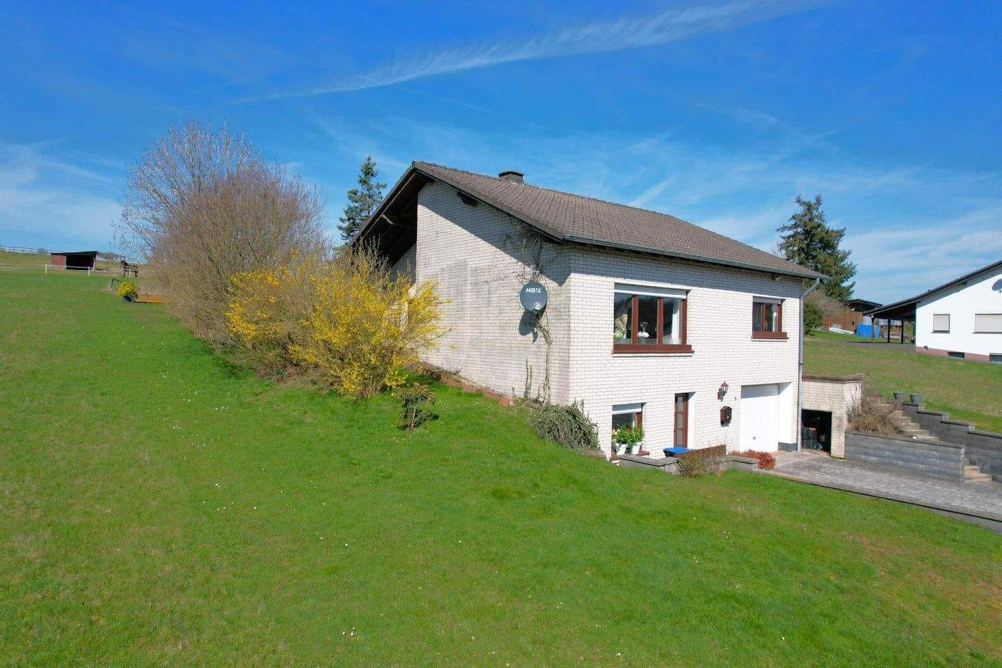 Immobilie in Kopp - Ruhig gelegenes, freistehendes Einfamilienhaus + 2 zusätzliche Baugrundstücke, mit überdachter Terrasse, Garage und herrlicher Aussicht in Kopp - Bild 3