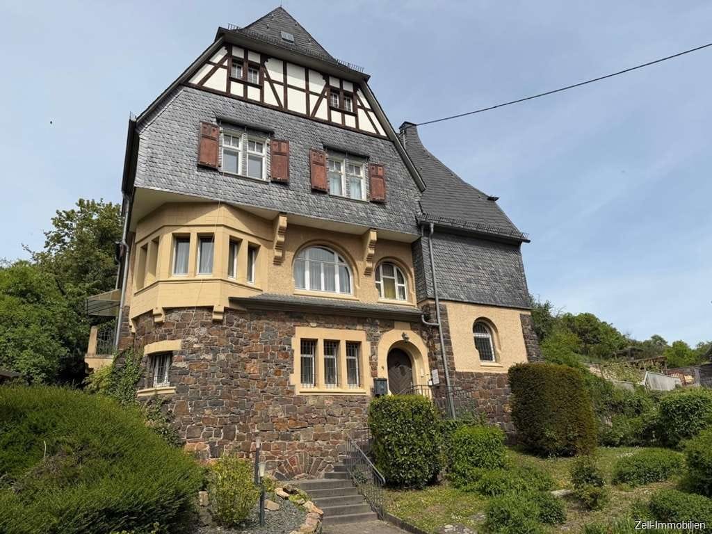 Immobilie in Rüdesheim am Rhein - Seltene Gelegenheit! - Ehemaliges Pfarrhaus mit großem Grundstück und historischem Charakter - Bild 0