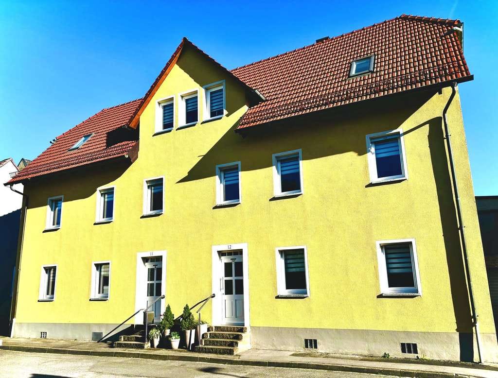 Immobilie in Eltmann - *SCHMUCKSTÜCK AM MAIN* Charmantes, vielseitig nutzbares Haus mit zwei Wohnungen, Doppelgarage und h - Bild 1
