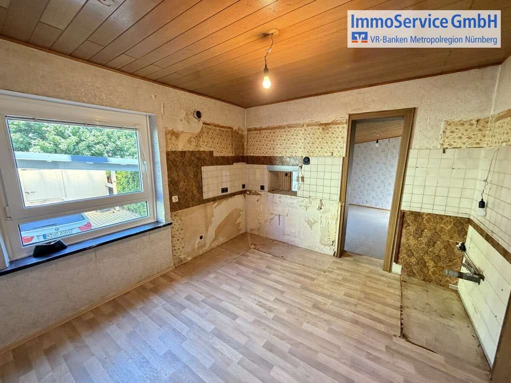 Immobilie in Herzogenaurach - Großzügiges Mehrgenerationenhaus mit 3 Wohnungen und 2 Garagen - Bild 2