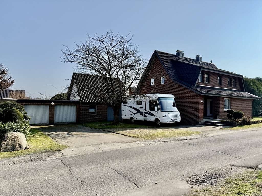 Immobilie in Hüllhorst - Viel Platz für Familie, Autos und Ideen - Haus mit Doppelgarage & großem Grundstück in Hüllhorst - Bild 1