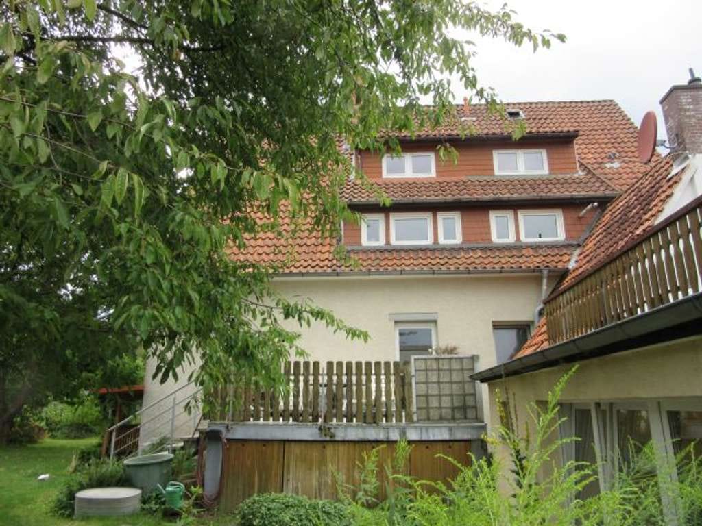 Immobilie in Wennigsen (Deister) - Komplett modernisierte 3,5-Zimmer-ETW in Vierfamilienhaus mit 2 Stellplätzen und großer Gartenfläche - Bild 1